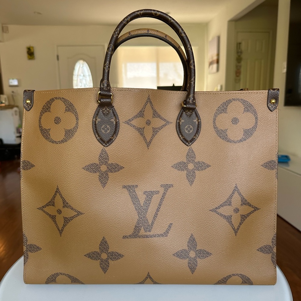 Authentic Louis Vuitton OnTheGo GM Purse - Picture 2 of 8